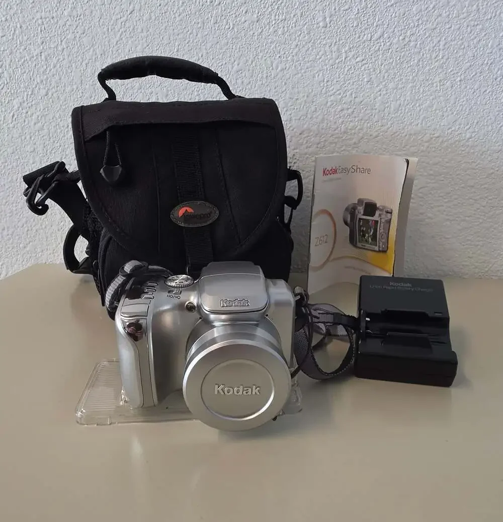Kodak EasyShare Z612 Digital Camera Bundle with Bag Charger and Manual Tested!